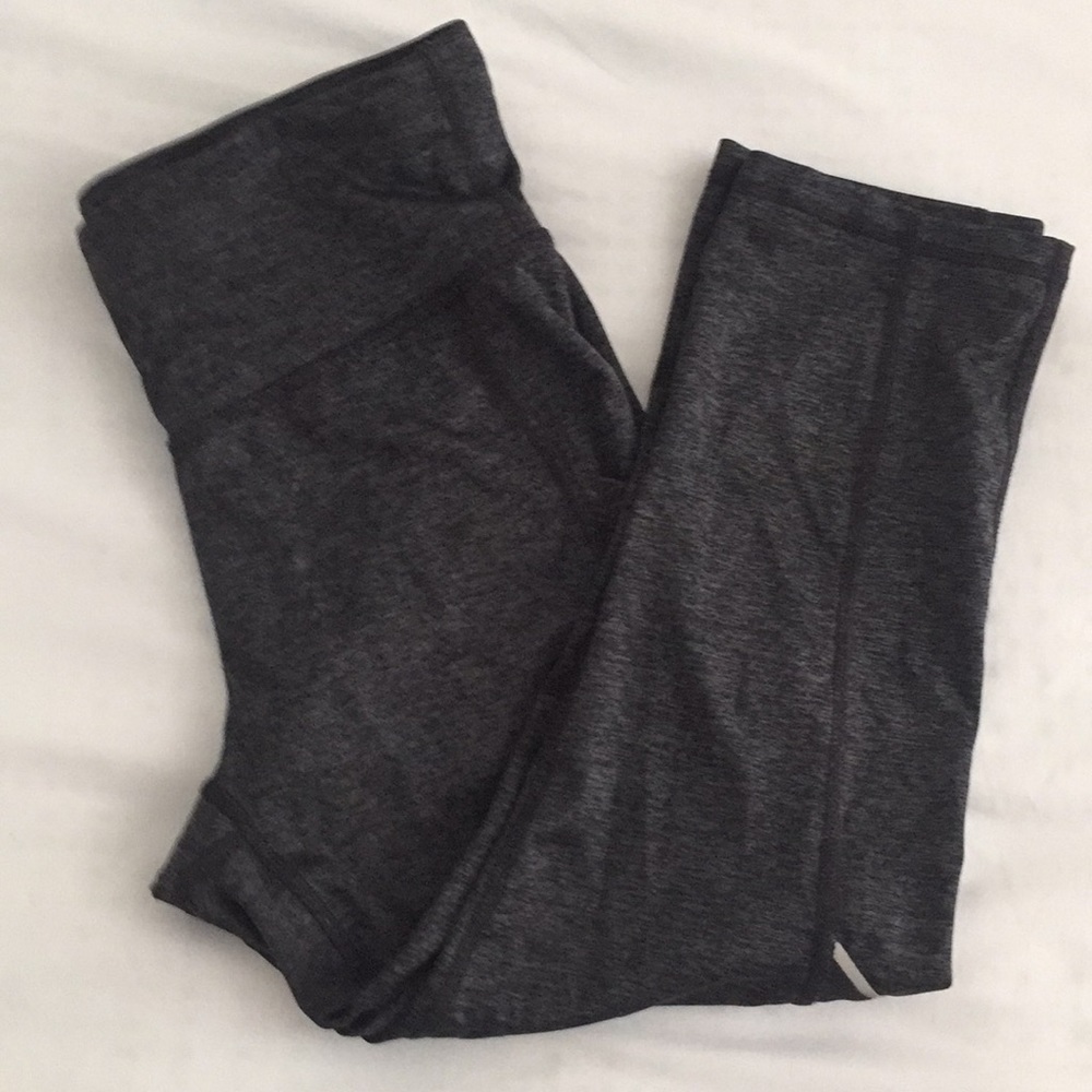 black/gray capris